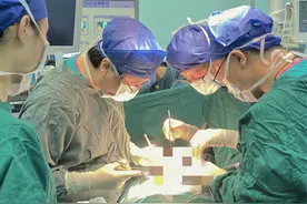 全国首例！父母分别捐出1颗肾脏给双胞胎女儿图片