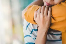 读CNN学英语：给她一个拥抱图片