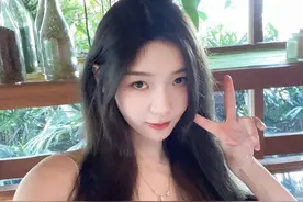 王思聪给认识多年女主播过生日，喝几十万一瓶红酒，现场美女如云图片