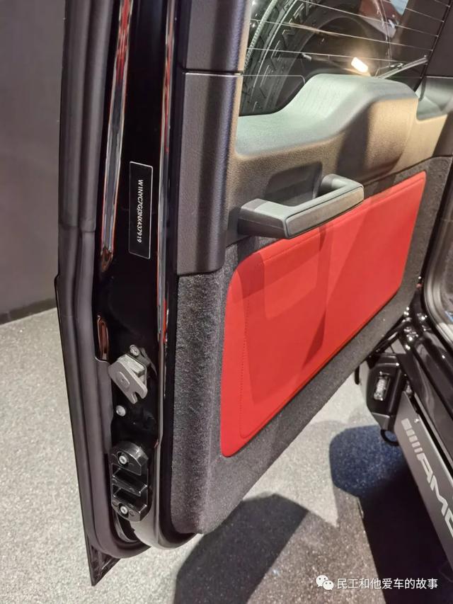 55周年的AMG G55售价要300多万，热辣的红内有点闷骚。
