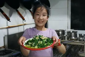 10岁女孩颠锅甩勺样样会 网友称她“炒菜小霸王”图片