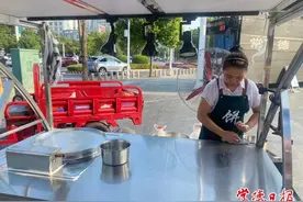 夫妻卖特色煎饼，5元一个，一天卖400个，顾客：排队要趁早！图片