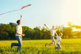 “严父慈母”和“慈父严母”，哪种组合对孩子更好？看完终于明白图片