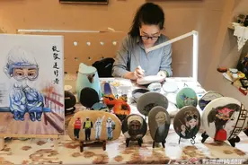 追求独一份儿 石头上画肖像渐成时尚图片