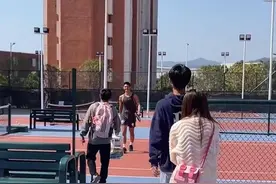 女孩穿越1000 公里给男友庆生，上演摸头杀满眼宠溺，结局太伤心图片