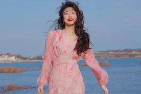 2023夏天火了一种穿搭：“碎花裙+玛丽珍鞋”，法式复古，好洋气图片