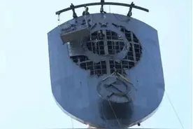 乌克兰版自由女神像卸下“锤子和镰刀”，庄严的祖国母亲在哭泣图片