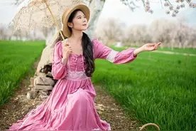 春天赏花拍人像，服装这样搭配，拍照更具美感和氛围感图片