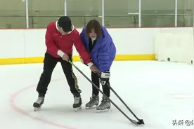 试了才知道有多好玩！记者冰球初体验，教练看了都点赞图片