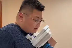 一周掉粉100w，贱卖妻子化妆品，豪车仅卖7000，起底猴哥的翻车路图片