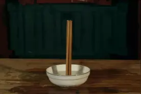 三根筷子竟能凭空直立于碗中？难道世间真有无法解释的灵异怪象？图片