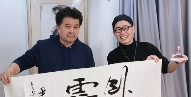 毕福剑现身网红聚会，跷二郎腿叼烟没人理，网友：太把自己当回事