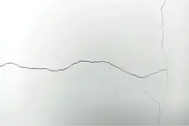 入住不到半年，墙面开裂又起皮，老师傅手把手教你修复图片