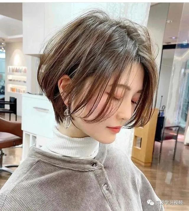 圆脸中性霸气短发 女生,40岁以后的女人,建议头发剪短点,今夏流行3种