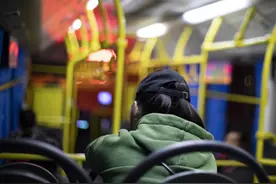 有一种有钱是父母觉得你有钱，“新型不孝”的背后，藏着父母对儿女最深的误解图片