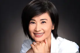 00年主持人吴小莉和穷困亲哥浙江相认,掏出银行卡给对方,哥哥拒收图片