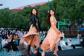 安徽一所大学走秀火了，“3点”穿着惹争议，男生边“骂”边看图片