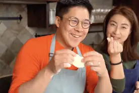霍启刚喂郭晶晶吃饺子似霸总，分享发红包趣事，夫妻俩互怼太欢乐图片