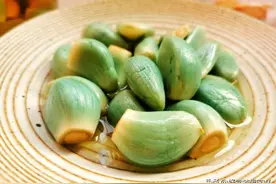 腌腊八蒜直接放醋是不对的，教你一招，放一晚上就变绿，酸爽开胃图片