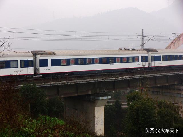 买到一票难求的z125绿皮车,卧铺车厢还很多空铺(z字头的硬座) - 冷