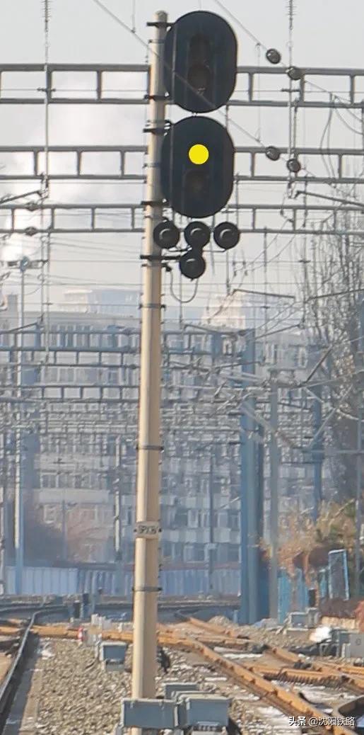 白5种显示类型有绿,绿黄,黄由4个灯位组成高柱出站信号机指示列车是否