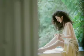 赵丽颖新大片封神！烫羊毛卷穿开叉裙释放女人味，趴窗台翘臀吸睛图片