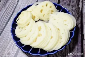 藕片一焯水就发黑？别只会加白醋，记住“2避”，洁白爽脆不变色图片