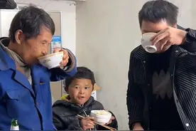 小马云父亲与表哥和解，喝酒握手再度合作，小马云坐一旁只顾干饭图片