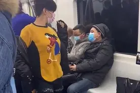 辽宁一地铁上大姐沉浸式热舞，拍摄者：整个车厢瞬间尴尬到静止图片