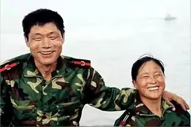 坚守孤岛32年，妻子临盆无法下岛，他拿起剪刀接生，事后蹲地大哭图片