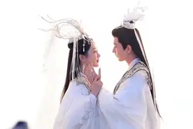 杨紫成毅对视太甜了！两人都笑的眉眼弯弯一脸幸福，网友：磕到了图片