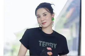 41岁宋佳春游打扮太豪气！脚踩一双万元鞋，两万包包随手挂椅子上图片