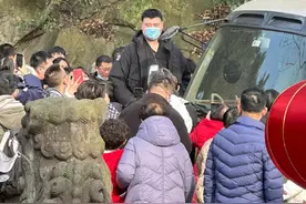 姚明一家亮相成都，逛都江堰回头率太高，叶莉很苗条图片