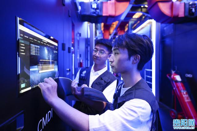 【图集】千台服务器织就数网！贵安新区数据中心巡检维稳