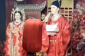 入乡随俗！曹县姑娘和伦敦小伙穿中式喜服结婚，“洋女婿”讲标准曹县方言：新人是英国同学，专程回来办婚礼图片