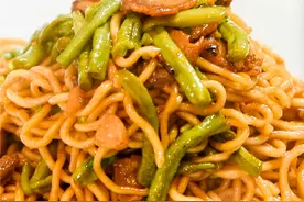 豆角焖面好吃有技巧，学会这个做法，面条劲道不粘连、喷香入味图片