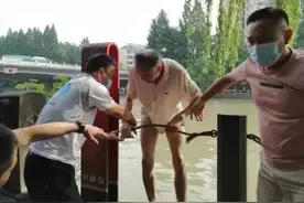 上班途中顺手救人，这位大叔太赞了图片