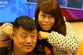 宋晓峰：拜师赵本山成名，将患难妻子宠成宝，活成人生赢家图片