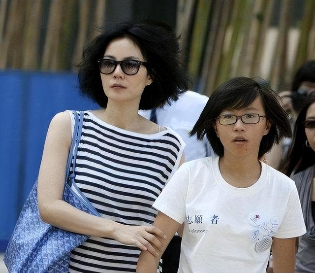 王菲：两婚两离，53岁和谢霆锋只恋爱不结婚，今两个女儿成她烦恼