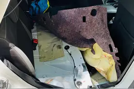 12年款新福克斯后备箱漏水问题找到了图片