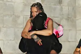 蕾哈娜穿睡衣裙亮相，身姿壮硕能有150斤，被男友“考拉抱”好甜图片