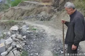 1969年，甘肃农民意外挖到汉代古井，带放大钱币功能，专家怎么说图片