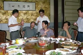 老祖宗提醒：越是没本事的人，越会在酒桌上有这6种表现，别忽视图片