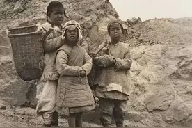 晚清刑场旧照：犯人被砍时，百姓神情麻木，浸猪笼的女子表情绝望图片