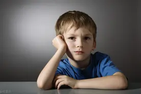 把儿子养废后，我才明白：这三种夸奖，是给孩子最毒的毒药图片