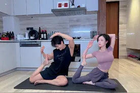 张檬与老公金恩圣练瑜伽，腹部赘肉抢镜，结婚证摆油烟机上引热议图片