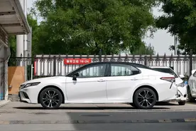 开完丰田凯美瑞，再换大众迈腾，对比后优缺点一目了然图片