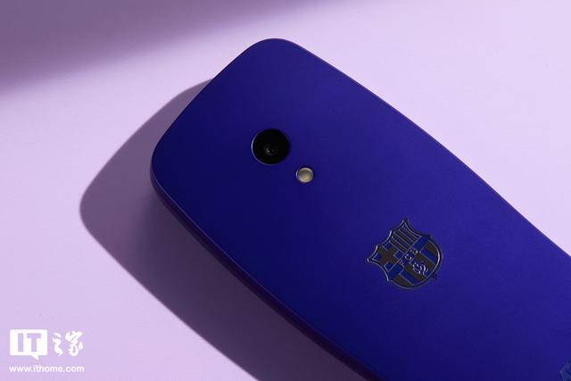 HMD 3210巴萨版功能机图赏：梦回1999，内置Deepseek AI助手