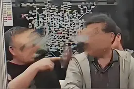 61岁北京大爷，地铁上嫌农民工脏，对其辱骂后被拘留图片