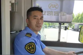 全网点赞！司机突然丢下一车乘客，跳进下水道……图片